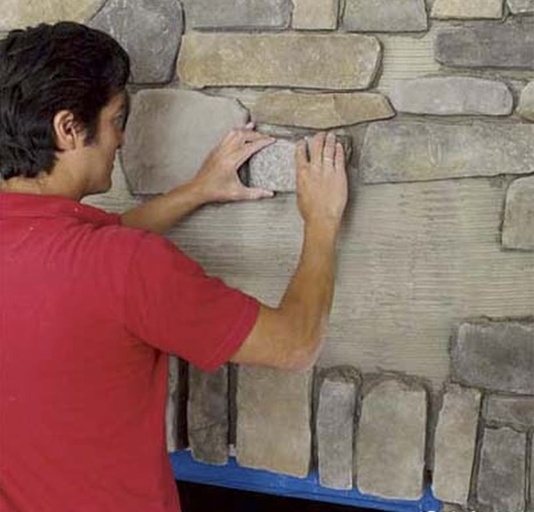 Отделка стен искусственным камнем в виде плиток неправильной формы